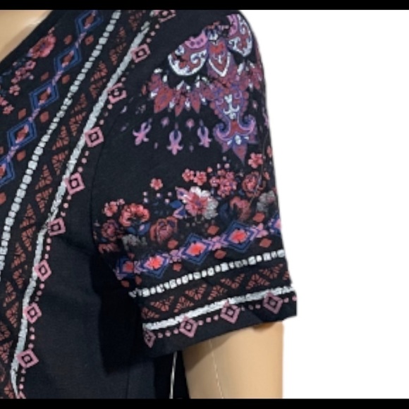 St. John’s Bay Black and floral print V-neck top - Picture 4 of 9
